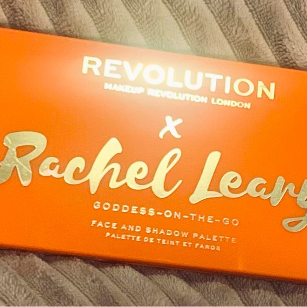 💥REVOLUTION x Rachel Leary “Goddess-on-the-Go” eye shadow palette💥